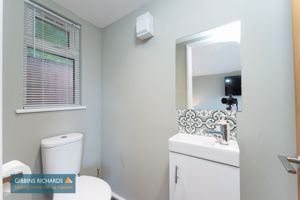 Studio / WC- click for photo gallery